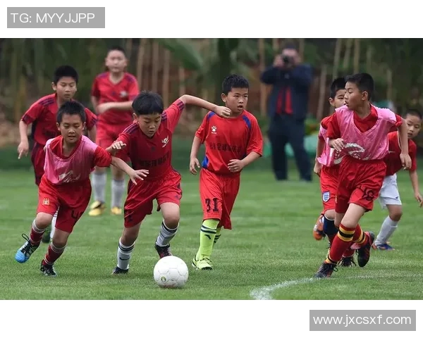 香港足球明星队达文西展现风采助力青少年足球发展与梦想实现 香港足球明星队达文西展现风采助力青少年足球发展与梦想实现